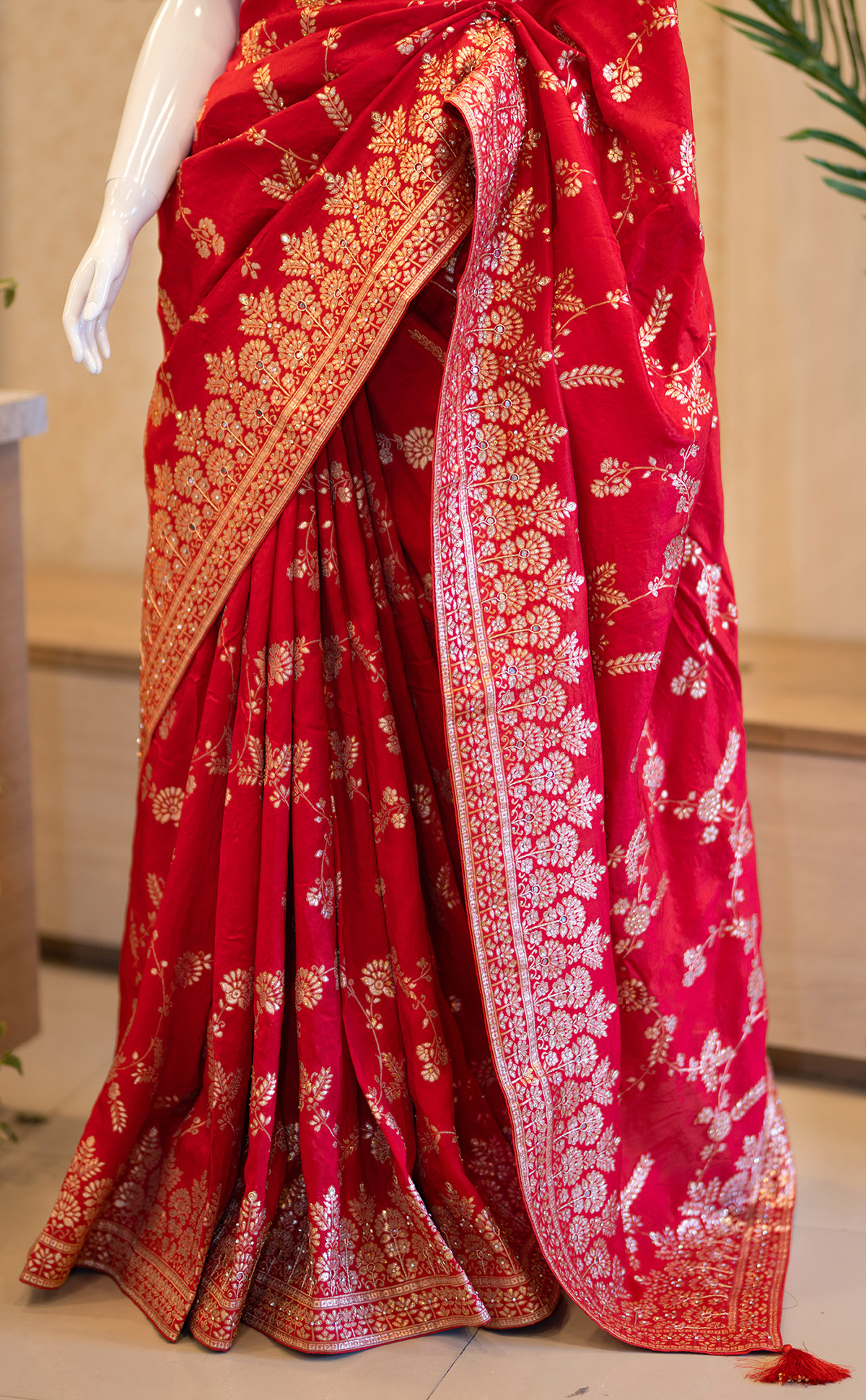 Hand Worked Dola Saree Set With Attached Blouse (4)